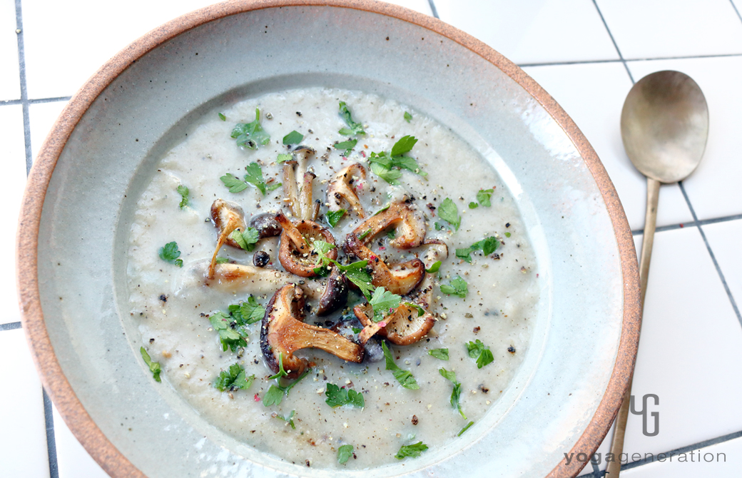 グレーと茶の器に盛りつけたフェンネル香るいろいろキノコたちのクリーミィー・スープ