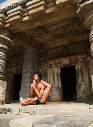 石の上でポーズをする更科有哉