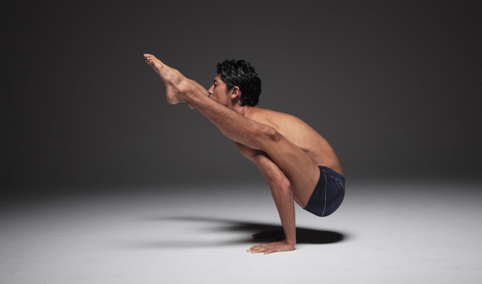 ティッティバーサナをする更科有哉