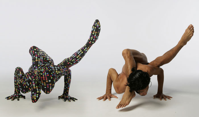 ポーズをとる更科有哉