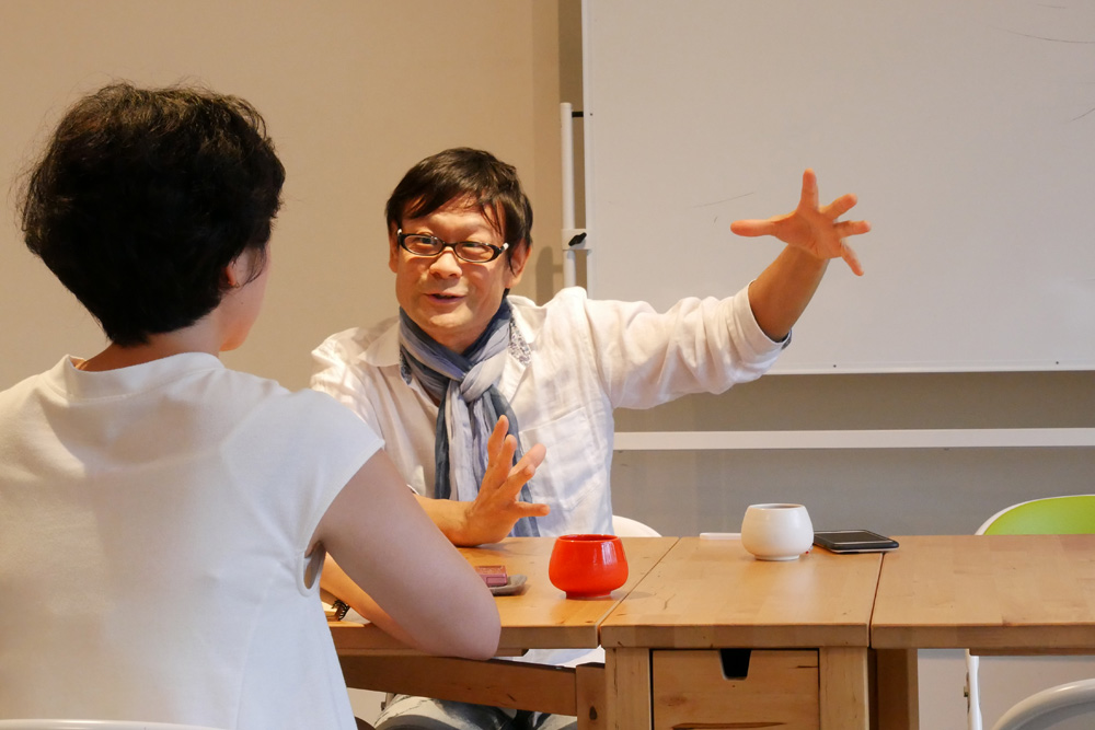 ジェスチャーを交え語る内田かつのり先生