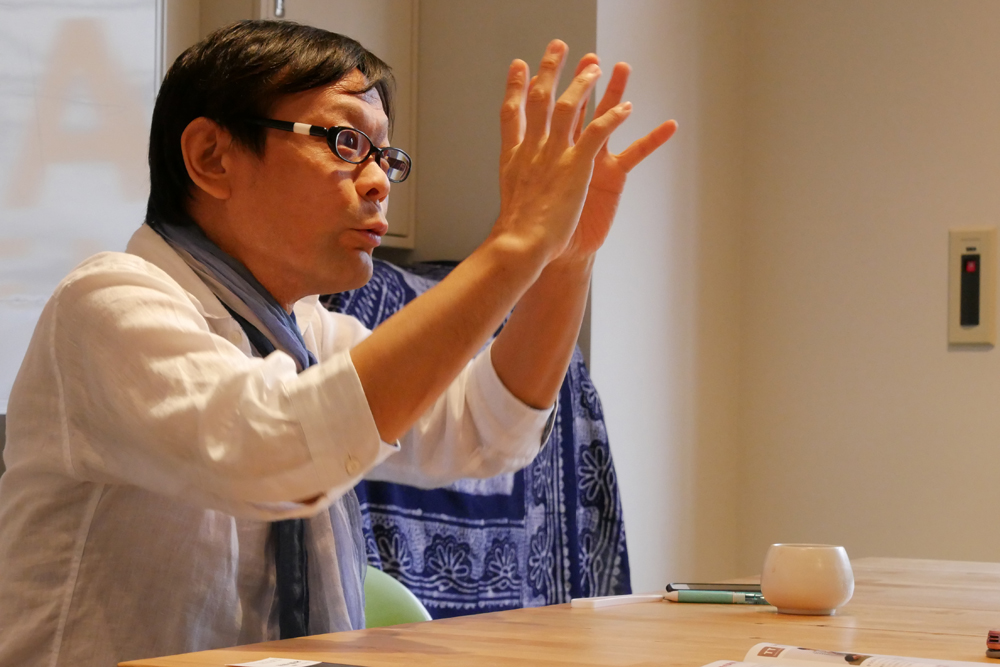 ジェスチャーをつけ話す内田かつのり先生