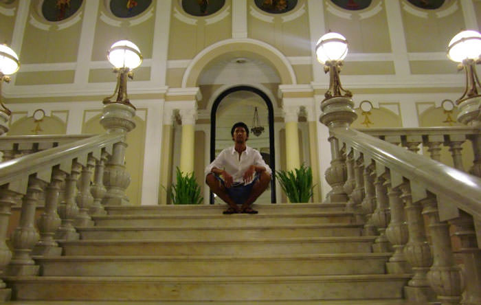 白い階段に座る更科有哉