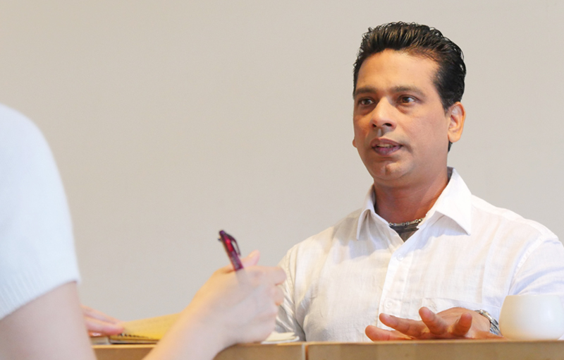 真剣な表情で語るクリシュナ・グルジ先生