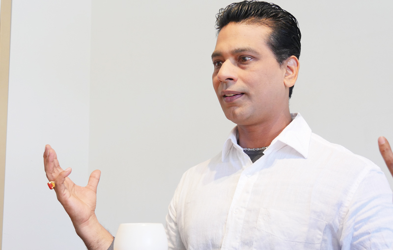 ジェスチャーをつけて話すクリシュナ・グルジ先生