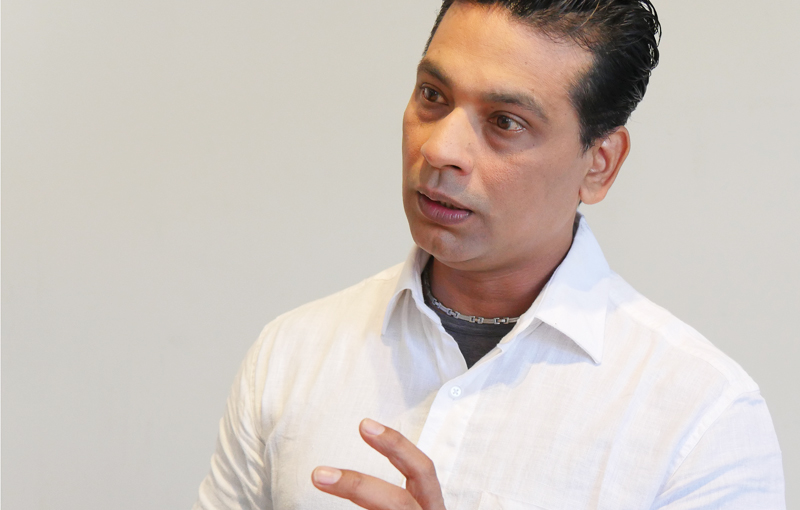 真剣な表情で語るクリシュナ・グルジ先生