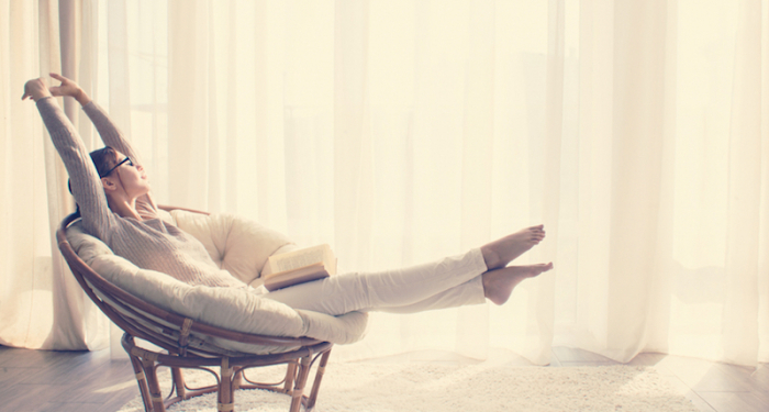 ソファーに座りリラックスしている女性