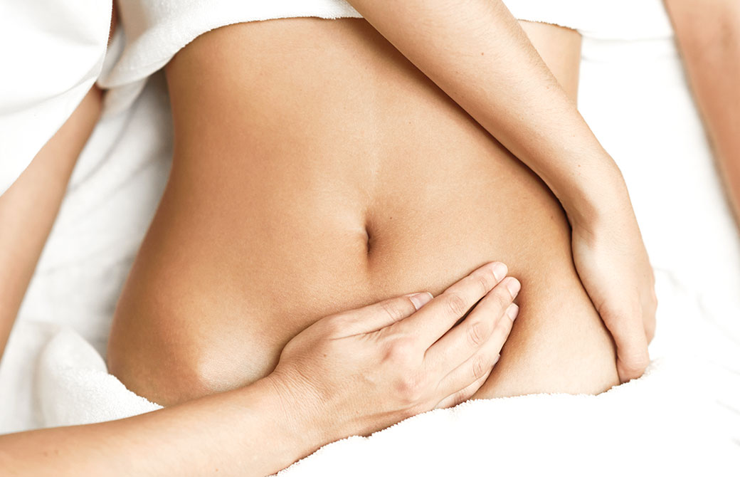 腹部マッサージをしている様子