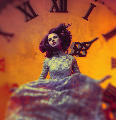 時計の文字盤とドレスを着た女性