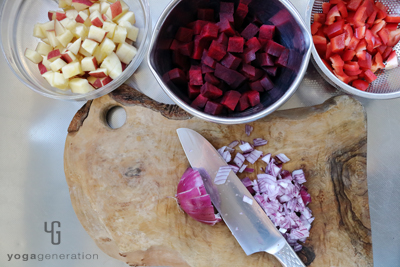 紫タマネギをみじん切りにする