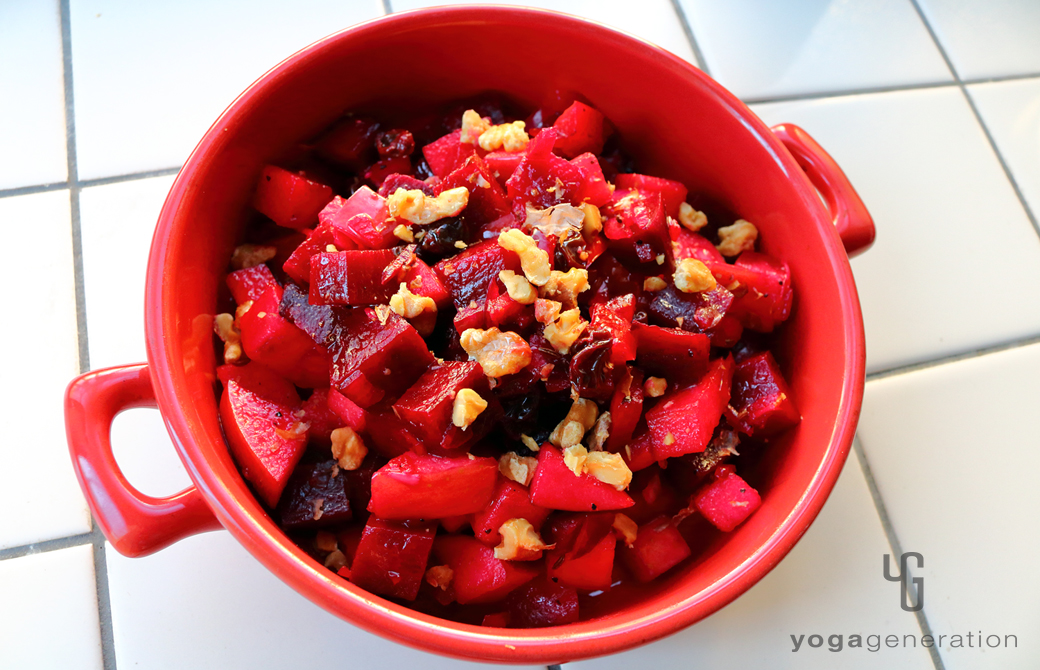 取っ手のついた器に盛りつけた赤いエネルギーのサラダ