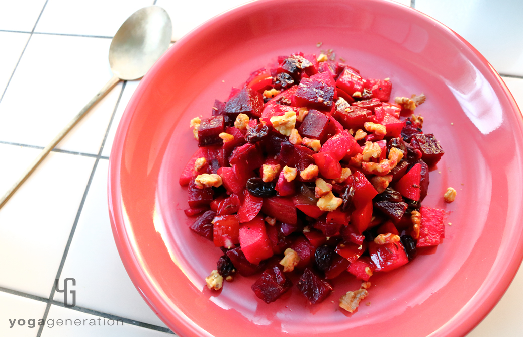 ピンクがかった赤い皿に盛りつけた赤いエネルギーのサラダ