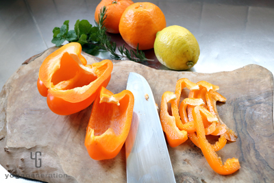 オレンジパプリカをカットする