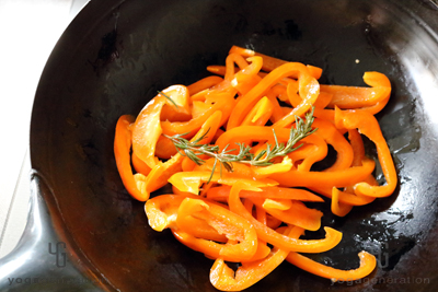 パプリカとローズマリーを炒める