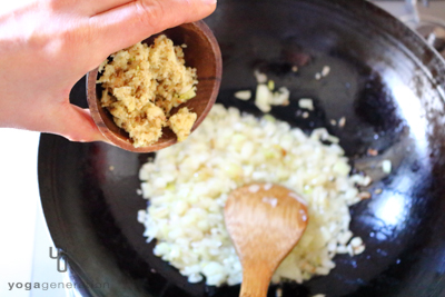 玉ネギを炒めてニンニクとショウガを加える