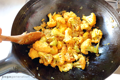 残りの素材を加えて炒める