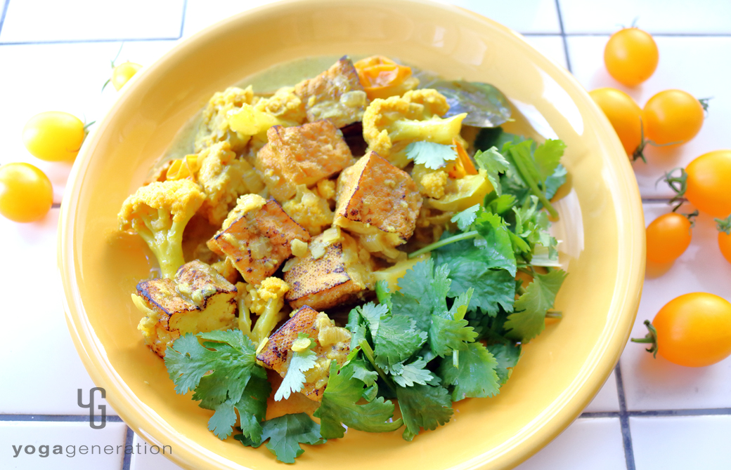 黄色の皿に盛りつけた黄エネルギーのカレー