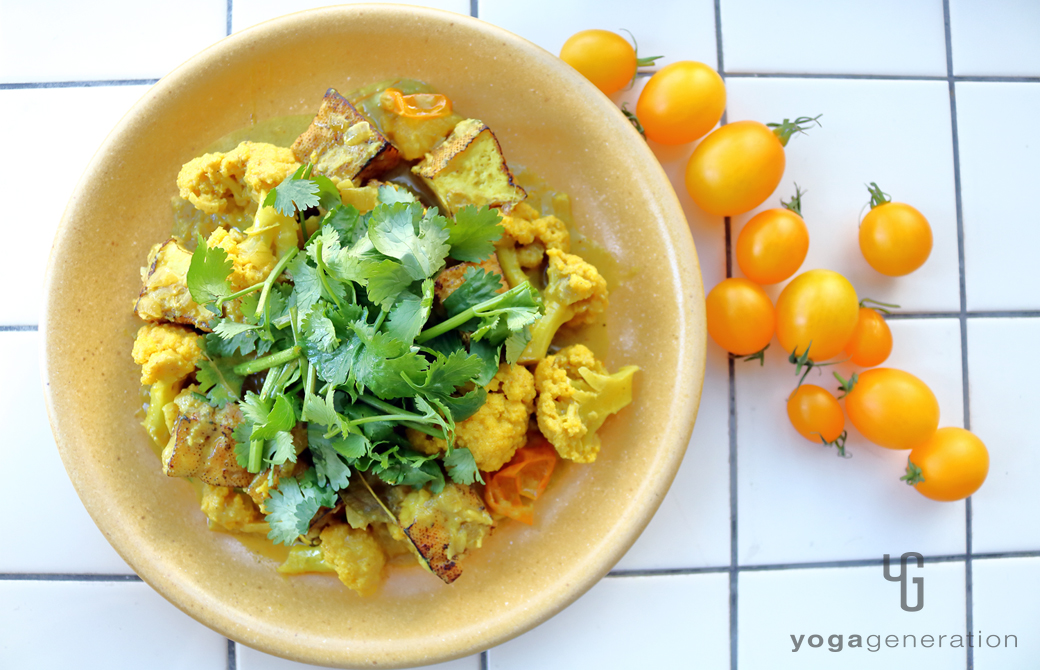 かすりがかった黄色の皿に盛りつけた黄エネルギーのカレー