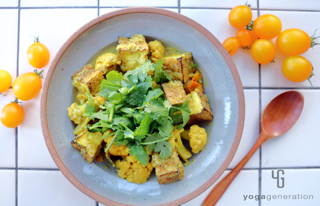 グレーの皿に盛りつけた黄エネルギーのカレー