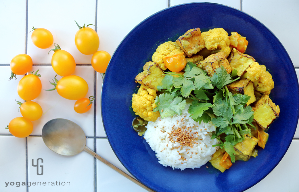藍色の皿に盛りつけた黄エネルギーのカレー