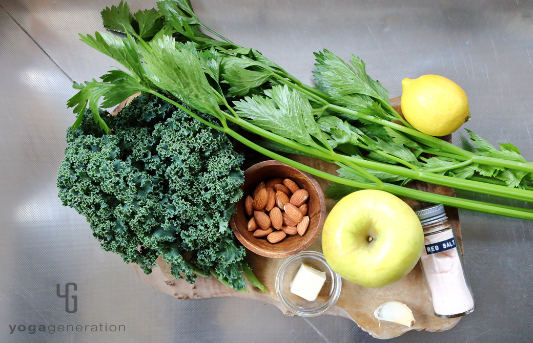 木製カットボードの上のケールやセロリなどの材料