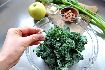 ケールを塩もみして下ごしらえする