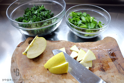 青リンゴをカットしているところ