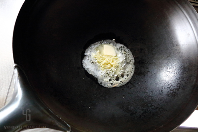 フライパンでガーリックバターを作る