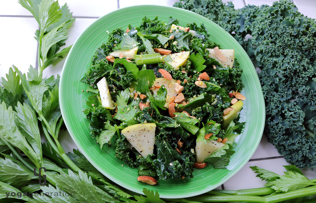 緑の皿に盛りつけたハートが満ち満ちる緑エネルギーのサラダ