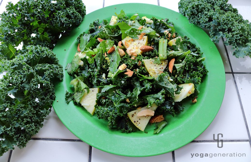 黄色みの強い緑の皿に盛りつけたハートが満ち満ちる緑エネルギーのサラダ