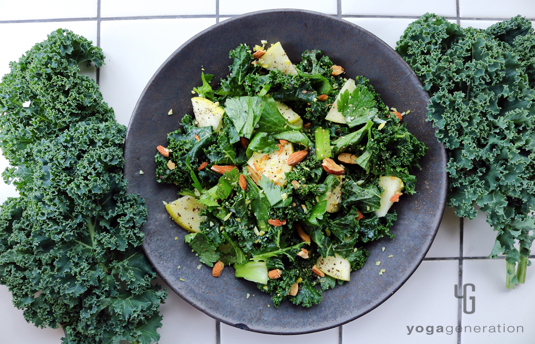 黒い皿に盛りつけたハートが満ち満ちる緑エネルギーのサラダ