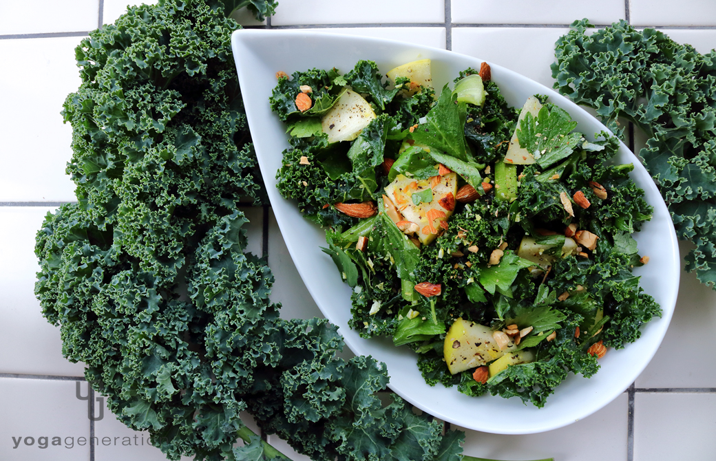 白いお皿に盛りつけたハートが満ち満ちる緑エネルギーのサラダ