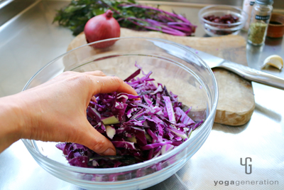 紫キャベツを下ごしらえする