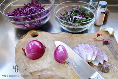 紫玉ネギをカットしている