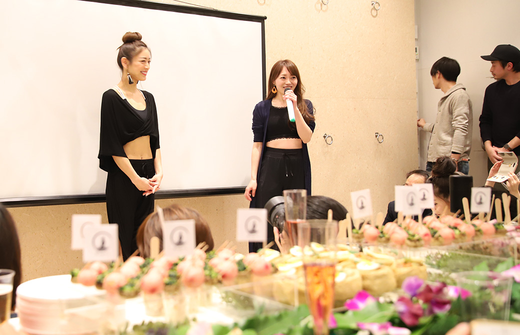 いよいよオープニングパーティの始まり。松本莉緒さんと司会の方とがスタジオを紹介してくれました。