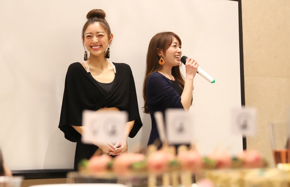 いよいよオープニングパーティの始まり。松本莉緒さんと司会の方とがスタジオを紹介してくれました。