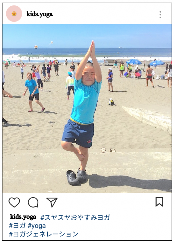 木のポーズをしている男の子