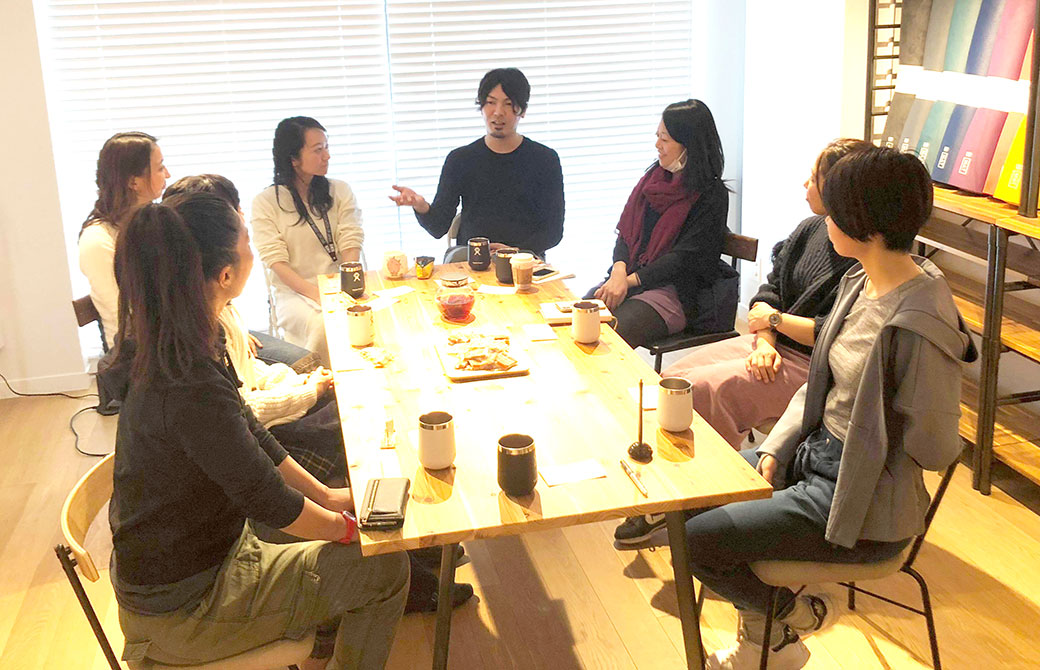 CREWCAFEで祐生先生が質問に答える様子