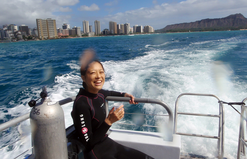 Mahokoがスキューバダイビングで休憩しているところ