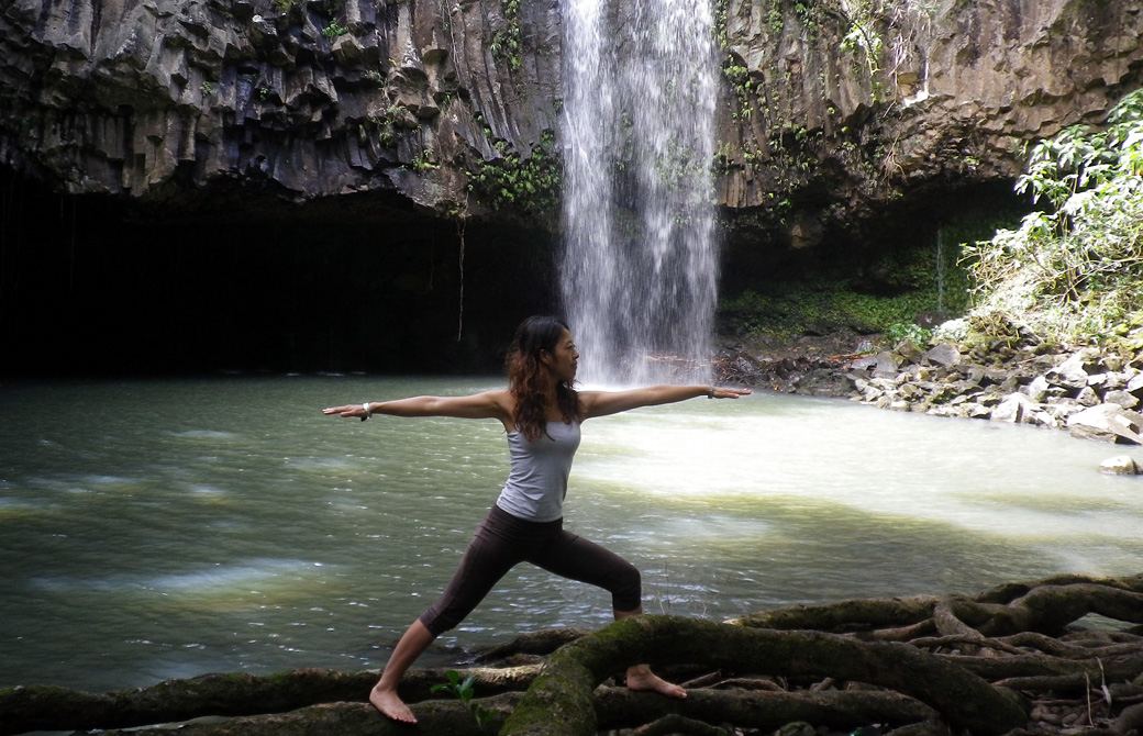 Mahokoが滝をバックに木の上で戦士のポーズをしている