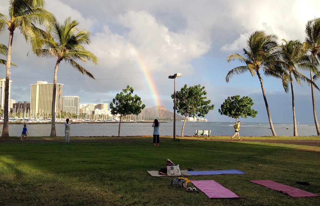 アラモアナビーチパークから眺めるダイアモンドヘッドと虹