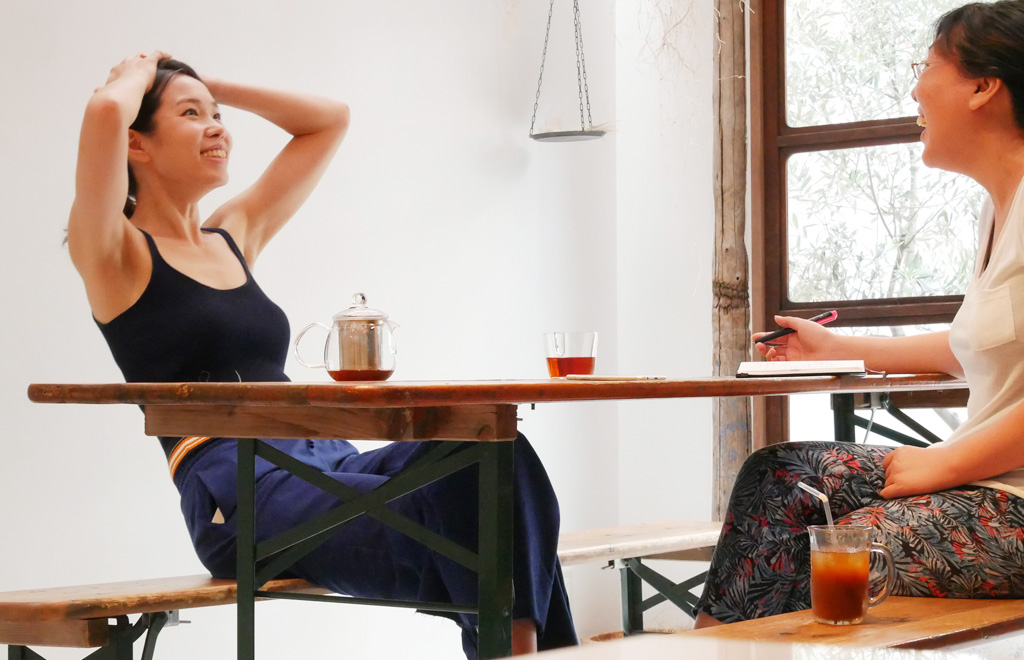 笑顔の佐久間涼子先生とスタッフ