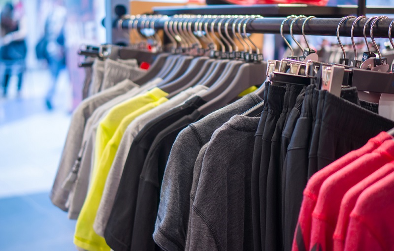 ラックにかかった様々なウェア