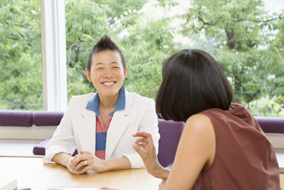 笑顔の高尾美穂先生