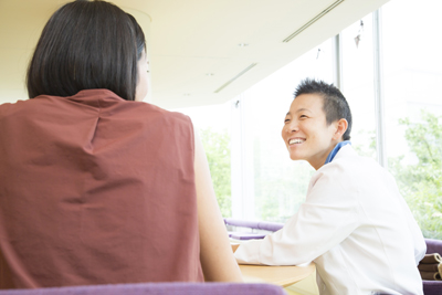 笑顔の高尾美穂先生