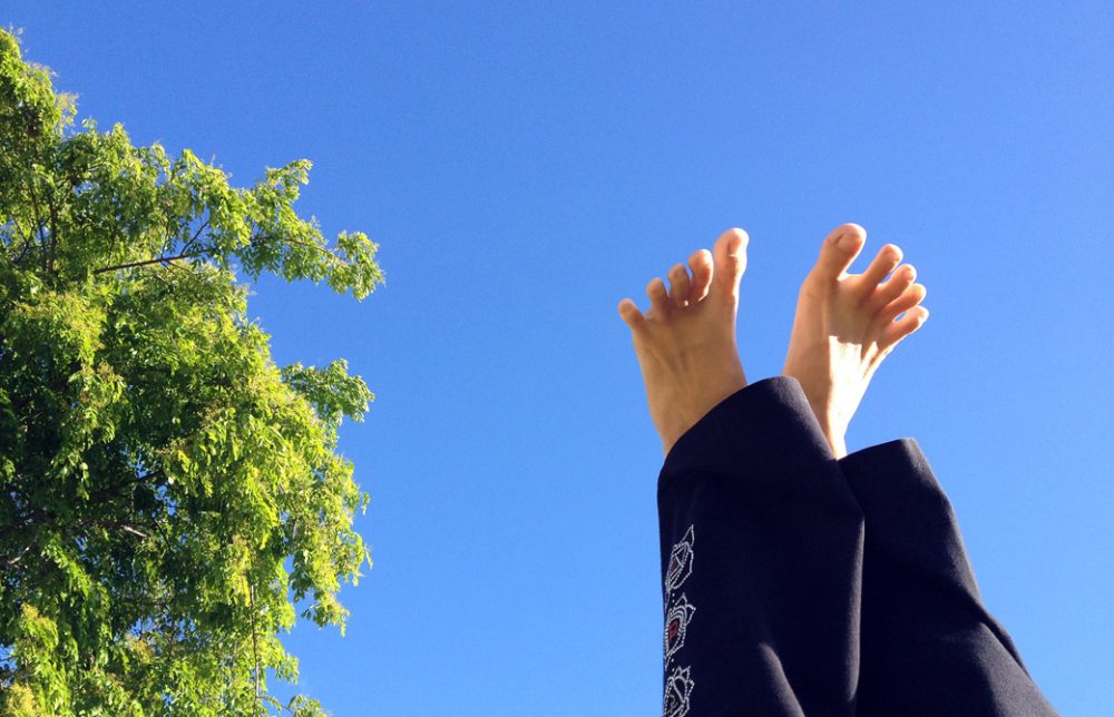 Mahokoが青空に向って足を伸ばしている