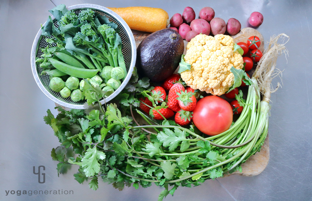 木製カットボードの上のアボカドやカリフラワーなどの材料