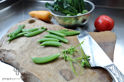 スナップエンドウなど筋のあるものは下処理する