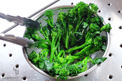 茹でた茎野菜の粗熱をとる