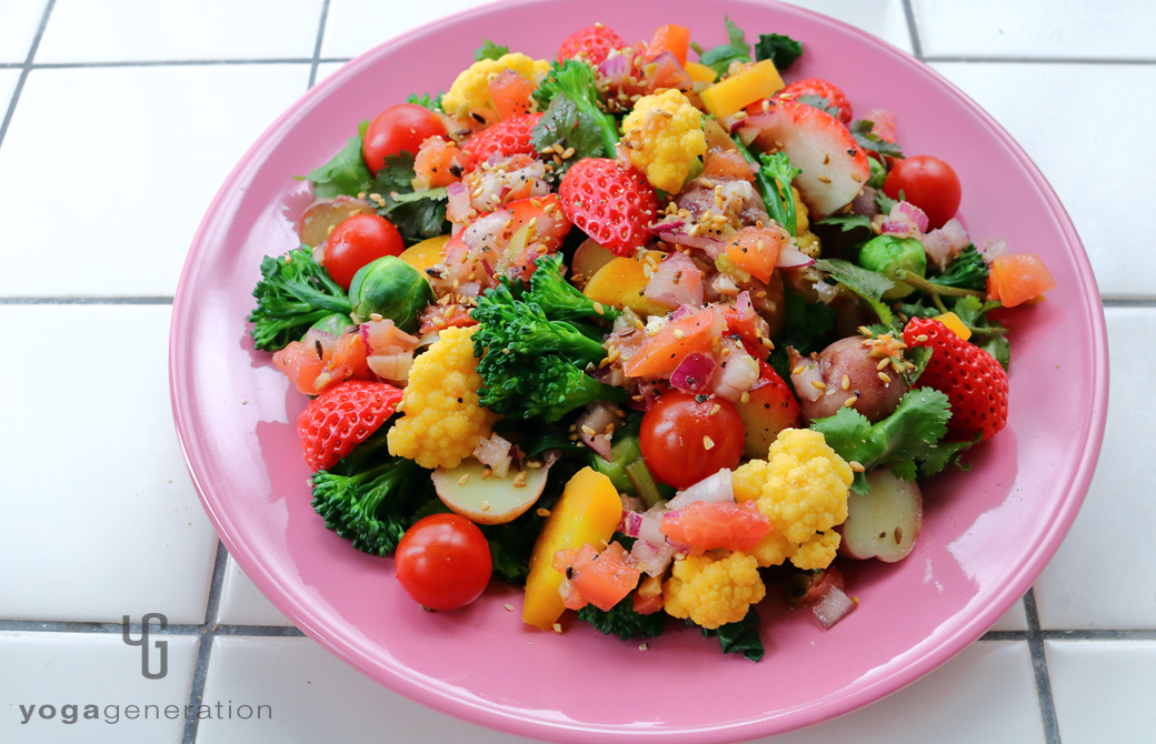 ピンクの皿に盛りつけた春を彩るカラフルパワー・サラダ